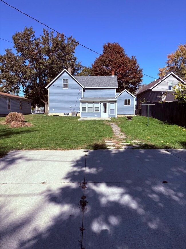 Building Photo - Charming 3BR 1BA Home w/ Sunroom • Stainless Kitchen • Yard w/ Fire Pit in Delaware