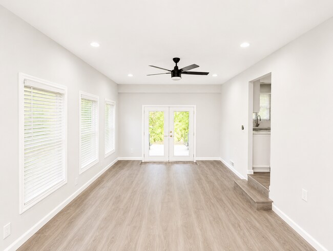 Building Photo - Renovated Candler Rental!