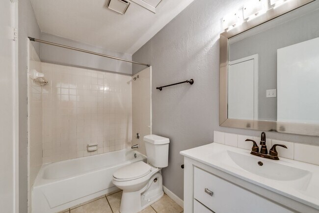 Building Photo - Spacious 2nd floor corner unit in Richardson