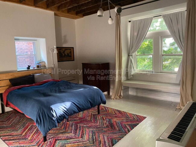 Building Photo - 207 S Millvale Ave