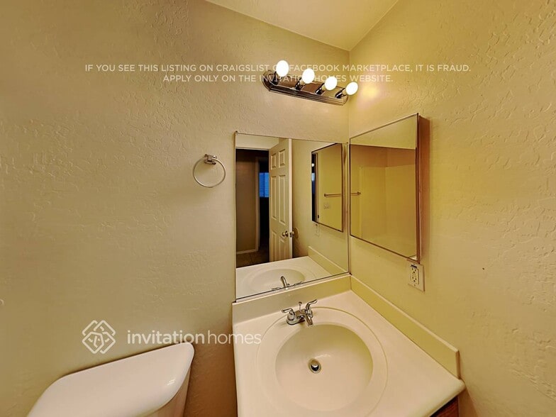 Building Photo - 3433 W La Salle St