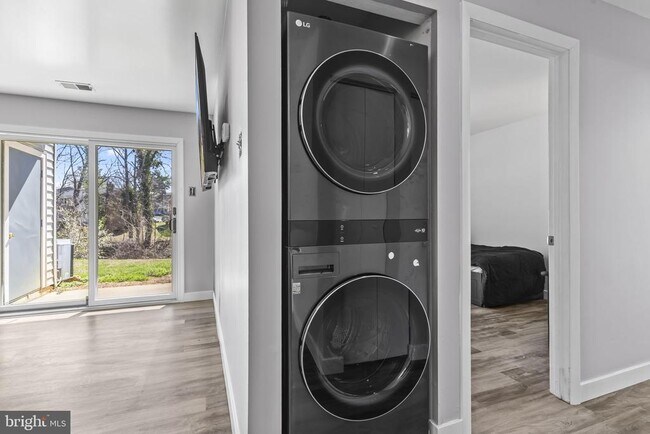 Building Photo - 8730 Grasmere Ct