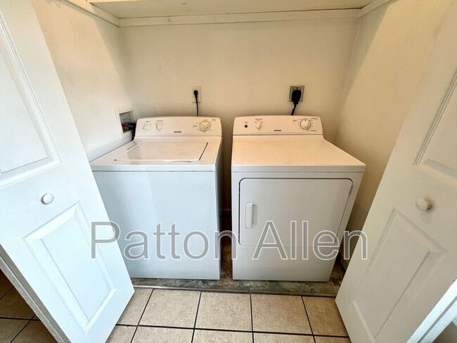 Building Photo - 4 Zell Ln