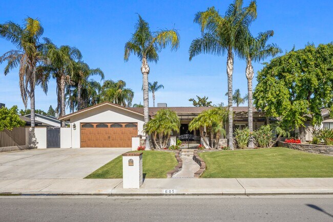 Building Photo - 605 N El Rio Dr