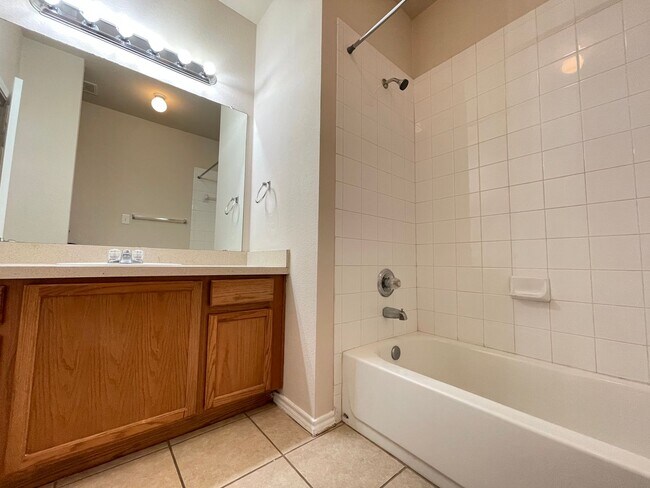 Building Photo - Charming 3/2 Duplex with Garage — No Carpet, Fenced Yard!