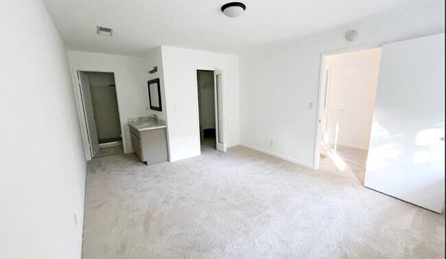 Building Photo - Virginia Hills-3 BR, 2.5 Bath Townhome wit...