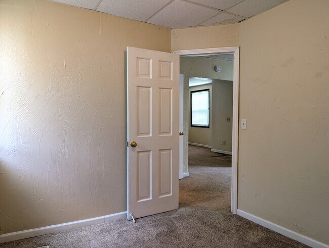 Building Photo - 2 Bedroom Lower Duplex In Green Bay