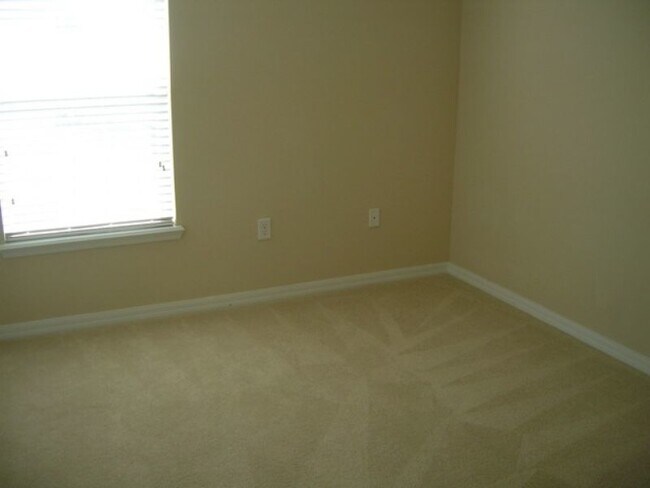 Building Photo - Freshly Painted 3-Bedroom Townhome with Garage and Driveway Parking, in St. Cloud, Florida