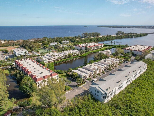 Building Photo - 3607 E Bay Dr