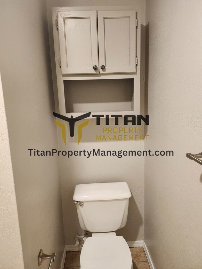 Building Photo - 2bed/2bath End-Unit Apartment with Fenced Yard