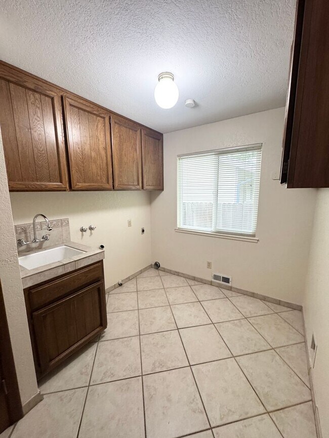 Building Photo - THREE BEDROOM TWO BATH  HOME in the Pocket...