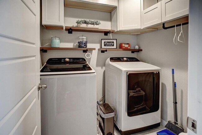 Building Photo - 210 Cold Spg Lp