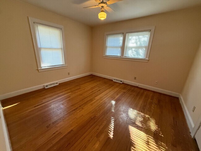 Building Photo - 1300 Dogwood Ln NW