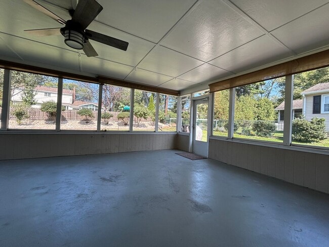 Building Photo - 118 Country Club Dr