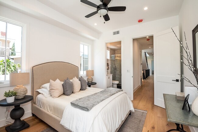 Building Photo - 724 13th St