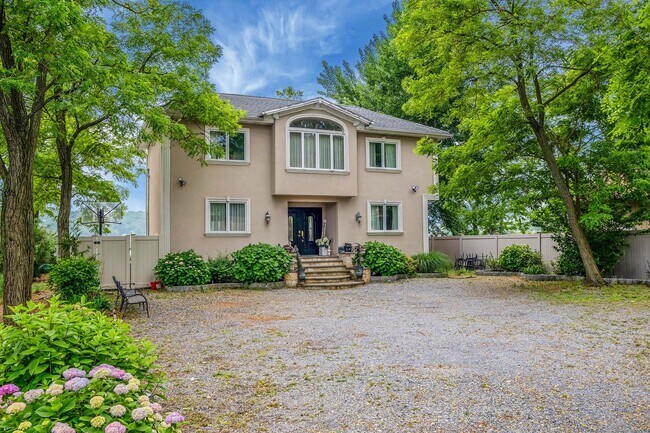 Primary Photo - 18 Deans Ln