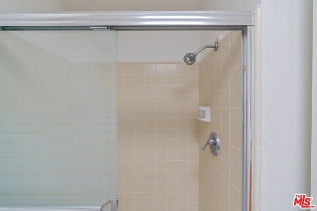 Building Photo - 328 S Elm Dr