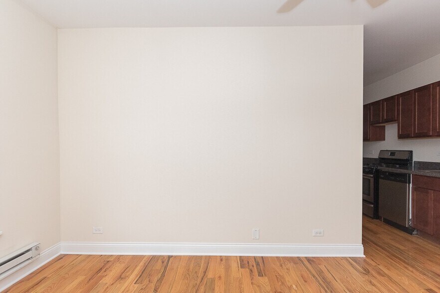 Building Photo - 905 W Cornelia Ave