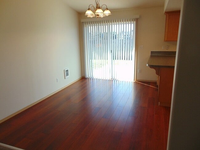 Building Photo - Enjoy Easy Living in Cascade Park with a Private Fenced Backyard