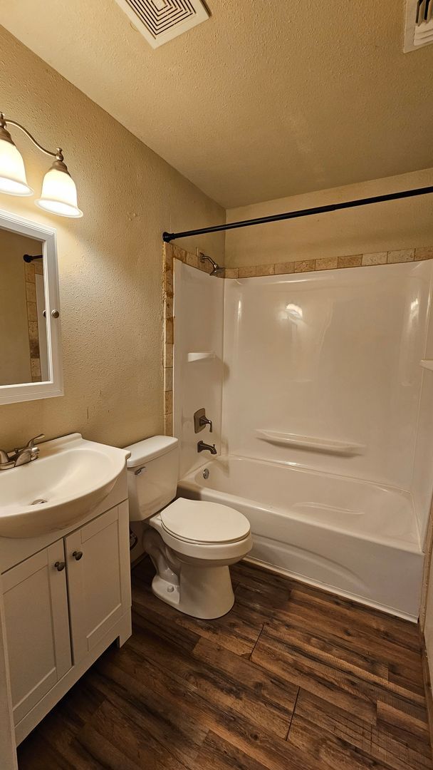 Building Photo - 3 bedroom, 1 bath, NEW hardwood floors!