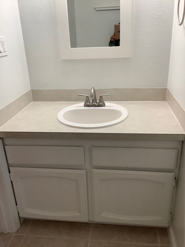 Building Photo - 1 STORY RAMBLER 3 BED 1.5 BATH IN PORT ORCHARD