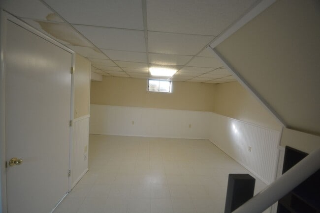 Building Photo - Recently Updated 3 Bedroom 1 Bath in Newark with a Partially Finished Basement