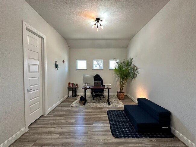 Building Photo - 240 Brentwood Dr
