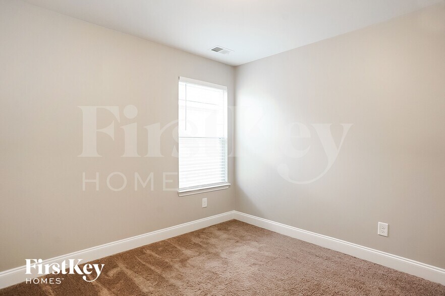 Building Photo - 67 Castlemoor Loop