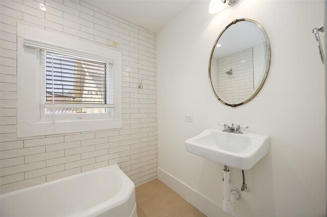 Building Photo - 2215 Gregg St