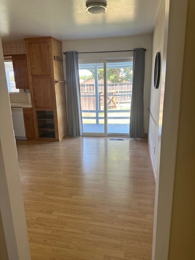 Building Photo - 4 Bed, 21/2 Bath Split level single family...