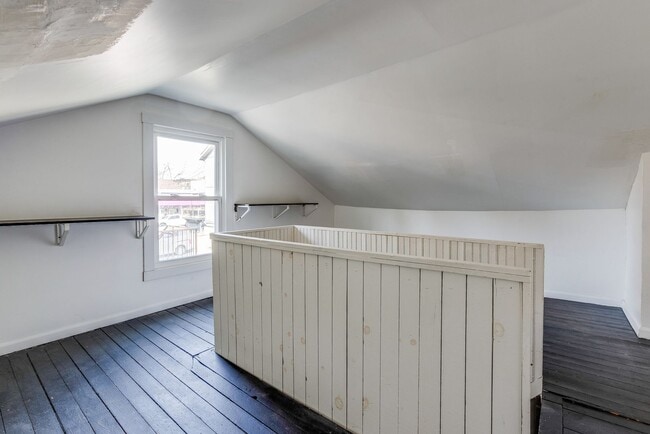 Building Photo - 12 E Sycamore St