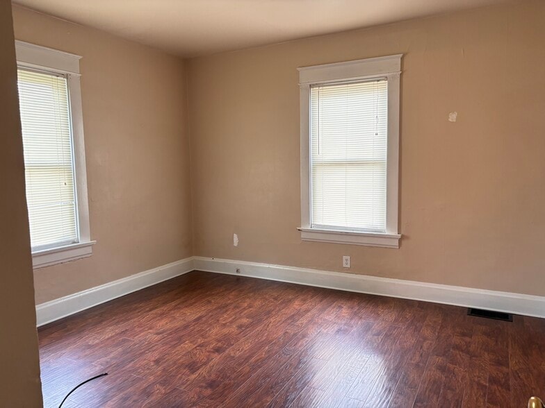 Bed #2 - 1836 Elm Ave