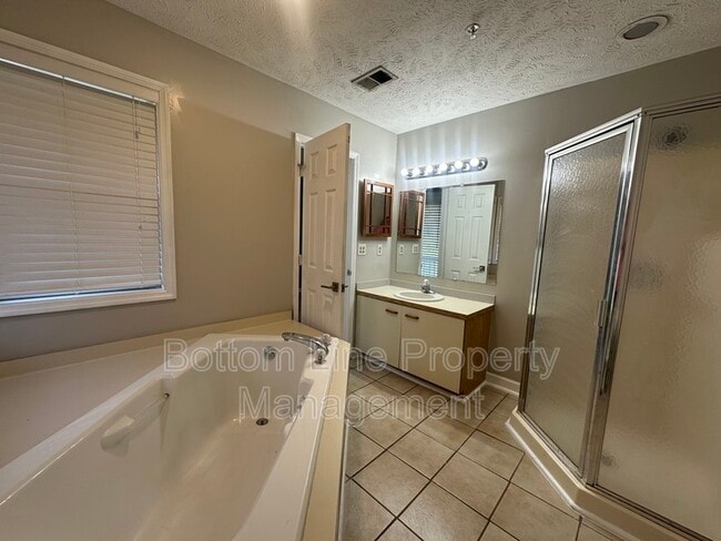 Building Photo - 942 Stewarts Creek Dr