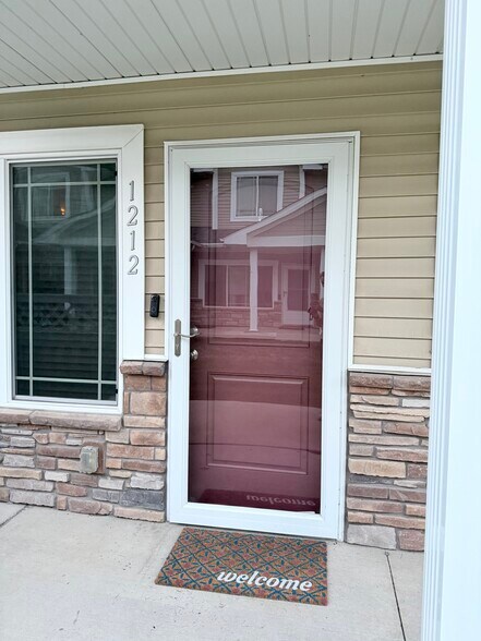 Building Photo - 1212 NE 7th Ln