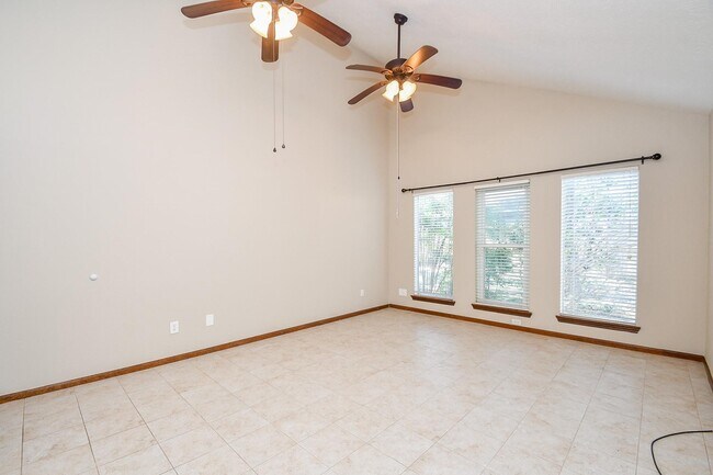 Building Photo - 15203 Carols Way Dr