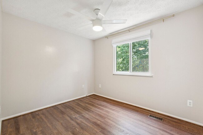 Building Photo - Home in Highly Desirable Forest Ridge!