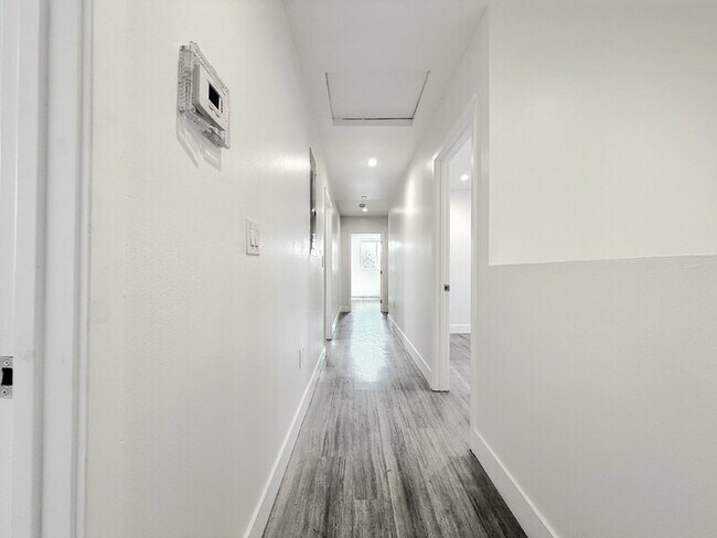 Building Photo - 829 E 74th St