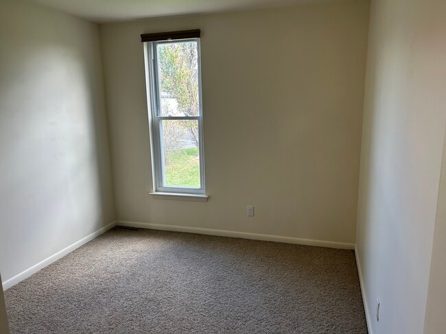 Building Photo - 4 Village Pointe Ln