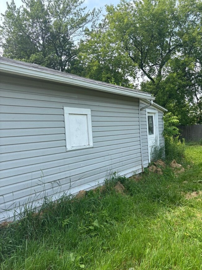 Building Photo - Section 8 welcome, 4bd 2 bath