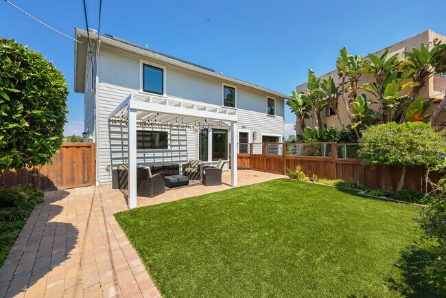 Primary Photo - 3447 Goldfinch St