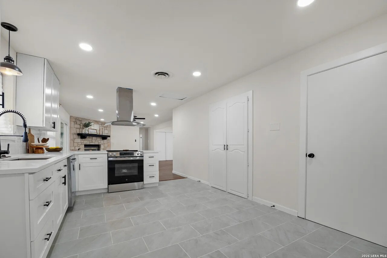 Building Photo - 209 Windcrest Dr