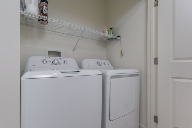 Building Photo - Beautiful 3bed, 2.5 bath in Harrisburg - Move in ready!