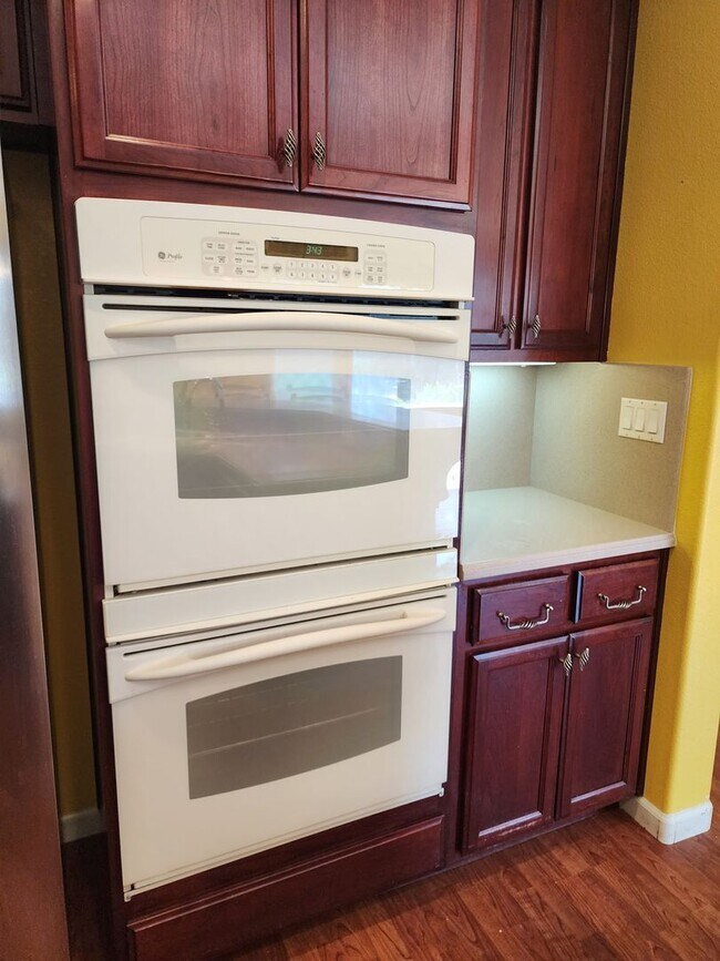 Building Photo - 5 Bedroom 3 Bathroom with 3 car Garage in the Sylvan School District