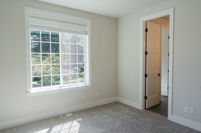 Building Photo - 5Bd/4.25Ba Kirkland House