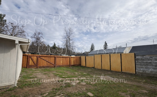 Building Photo - 18669 Pine St