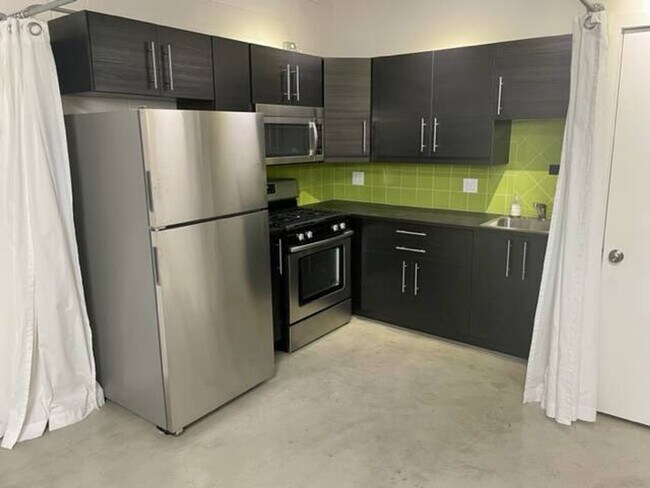 Building Photo - Historic 2 Bedroom on Hawk