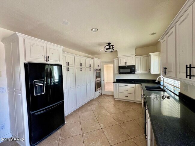 Building Photo - 4847 E Calle de Las Estrellas Rd