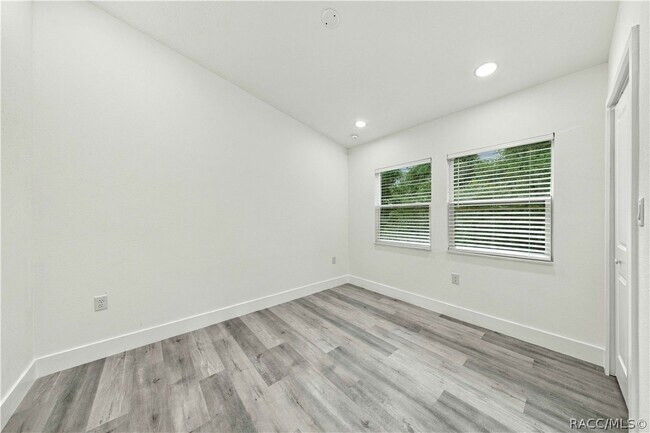 Building Photo - 9302 E Sycamore Pl
