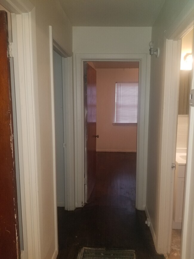 HALLWAY - 333 savana str