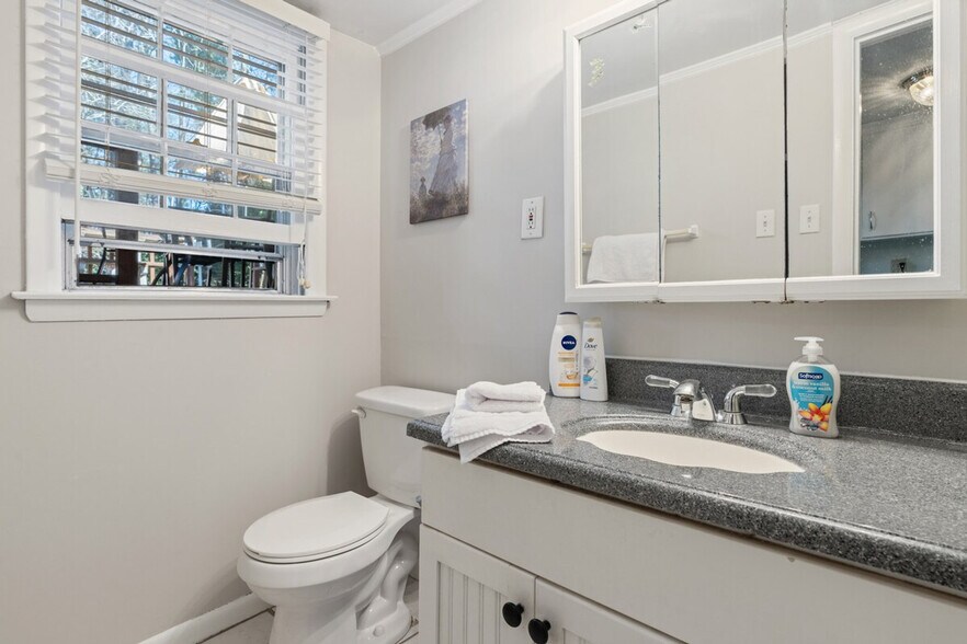 Building Photo - 710 SE Maynard Rd